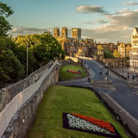 Heart Of The Flat With Free Parking *